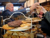 جو بايدن يتناول فطيرة التوت بأحد مطاعم ولاية نيو هاميشاير