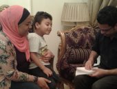 فيديو.. طفل يطالب بحقه فى التعليم.. المدارس الخاصة ترفض "عمر" بسبب إعاقة مؤقتة