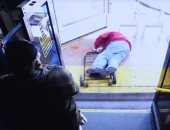 سيدة تدفع مُسنًا خارج حافلة فى لاس فيجاس وتتسبب فى وفاته.. فيديو