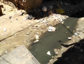 منذ أكثر من شهر.. مياه الصرف تغرق شارع باب الشعرية بالزقازيق