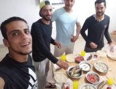 قارئ يشارك بصورته لإفطار جماعى مع زملاء العمل بالعلمين