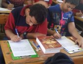 طلاب أولى ثانوى يؤدون امتحان العربى ورقيًا على نظام البوكليت