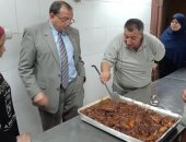 رئيس جامعة بنى سويف يزور المستشفى الجامعى ويطمئن على جودة وجبات المرضى 