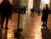 الشرطة الإسرائيلية تخلى المسجد الأقصى من المعتكفين بالقوة