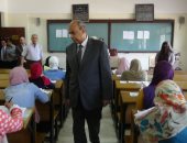صور .. رئيس جامعة المنيا يتفقد لجان امتحانات "التربية والنوعية والتمريض"