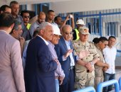 صور.. شريف إسماعيل ومحافظ السويس يتفقدان استاد السويس الرياضى