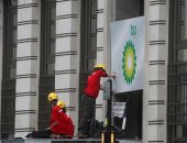 من أجل مناخ أفضل.. نشطاء يتسلقون مبنى شركة ببريطانيا لوقف تنقيبات النفط ..صور