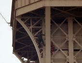 إخلاء برج إيفل من زائريه بعد تسلق شخص لإحدى واجهاته