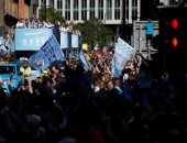 شاهد.. موكب مانشستر سيتى يطوف شوارع إنجلترا احتفالا بالثلاثية المحلية