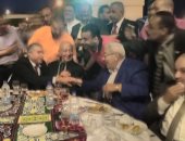 احتفاء الحضور بعبدالسلام محجوب محافظ الإسكندرية الأسبق فى حفل إفطار بالمحافظة
