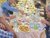 مجمعين على الخير.. شباب المطرية ينظمون إفطار جماعى لإطعام 350 صائم