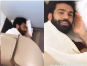 المصرى معروف بجبروته.. محمد صلاح آخر روقان فى ليفربول.. الفرعون على طبيعته وسط الإنجليز.. هداف الدورى يفترش الطائرة للنوم فى الطريق إلى إسبانيا.. والأناشيد الدينية والحذاء المخلوع أبرز مظاهر ثقة نجم الريدز