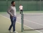 رامى صبرى يخوض مباراة فى التنس.. وحماقى الحكم 