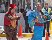 ويل سميث وجيمس كوردن يفاجئآن المارة بملابس الجنى والنسناس بلوس أنجلوس