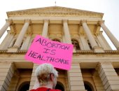 صور.. أمريكيون يحتشدون أمام مقر المحكمة العليا احتجاجا على حظر الإجهاض