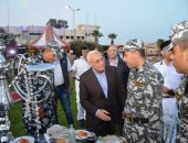 صور.. محافظ بورسعيد يشارك ضباط وجنود الشرطة الإفطار الرمضانى