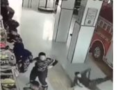 شاهد.. "مكالمة طوارئ" تتسبب فى سقوط 4 رجال إطفاء صينيين على الأرض