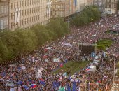 صور.. آلاف التشيكيين يتظاهرون للمطالبة باستقالة رئيس الوزراء ووزيرة العدل