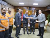 محافظ قنا يكرم عاملين بالإسعاف عثرا على مبلغ مالى أثناء نقل مصاب بحادث سير