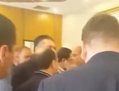فيديو.. نواب من حزب بوتفليقة يقتحمون مكتب رئيس البرلمان للمطالبة بتنحيته