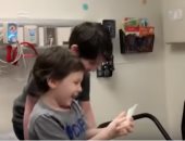 لسه الأمانى ممكنة.. شاهد فرحة ابن الـ5 سنوات بتغلبه على مرض السرطان (فيديو)