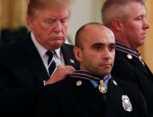 صور.. ترامب يمنح ميداليات "فالور للسلامة العامة" إلى الضباط فى البيت الأبيض