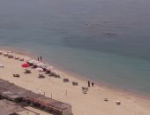 صور.. السباحة فى بحر إسكندرية وسيلة عدد من الشباب للهروب من الموجة الحارة 