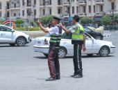 "رجال المرور".. جنود مجهولون يتحملون حرارة الشمس لخدمة المواطنين (صور)
