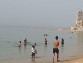 صور.. تزايد الإقبال على شواطئ الإسكندرية بعد الظهيرة هربا من الحر