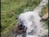 مزارع بالشرقية يهرب من الحر بالصلاة أمام مياه الرى