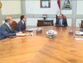 فيديو..الرئيس السيسى يجتمع برئيس الوزراء ووزيرى السياحة والاتصالات