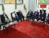 صور..رئيس الإنجيلية ومحافظ القليوبية على "مائدة المحبة" بإحدى مدارس الطائفة