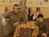 صورة نادرة للملك سلمان عنوانها التواضع والبساطة