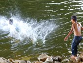 دفن جثة شاب لقى مصرعه غرقًا فى مياه النيل بـ"أوسيم"