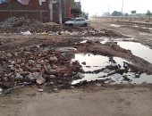 صور.. أهالى القنطرة البيضاء بكفر الشيخ يشكون سوء حالة الطريق الرئيسى