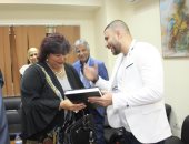زياد يوسف يهدي وزيرة الثقافة مخطوطته للدكتوراه في حفل الثقافة الجماهيرية 