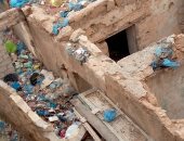 شكوى من تراكم القمامة بالمنازل المهجورة فى مرسى مطروح