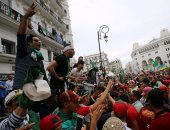 آلاف الجزائريين يتظاهرون مطالبين بتأجيل انتخابات الرئاسة 