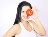 بالطماطم ودقيق الشوفان.. وصفات طبيعية لتفتيح البشرة