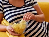 صحيفة بريطانية: تناول الأم الحامل رقائق البطاطس المقلية يؤثر على نمو الجنين