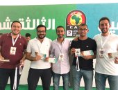 مجموعة من الشباب يلتقطون صوراً تذكارية مع متطوعى تذكرتى بالمركز الأوليمبى