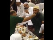 "إنما المؤمنون إخوة".. شخص يفطر آخر مبتور اليدين فى المسجد النبوى.. فيديو