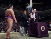 ترامب يسلم الفائز كأس بطولة السومو الصيفية باليابان