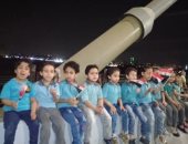 أطفال حضانة بشبرا يلتقطون الصور التذكارية بمحور روض الفرج  