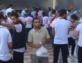 فيديو.. جماهير الزمالك فى المطاعم بجوار برج العرب للإفطار قبل نهائى الكونفدرالية