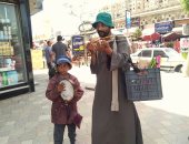 أحمد أصغر طفل يبيع "الربابة" ويعزف على "الرق": نفسى أروح المدرسة