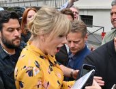 صور..تايلور سويفت محاطة بمعجبيها في باريس