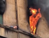 شاهد.. إنقاذ شاب عالق خارج شقته بعد احتراقها فى روما