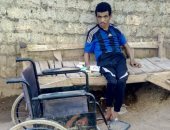 صور.. شاب بسوهاج يعانى من ضمور وشلل ويطالب الصحة بعلاجه على نفقة الدولة