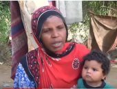 فيديو .. أم يمنية تعول 10 أطفال محتمية بأوراق الشجر
